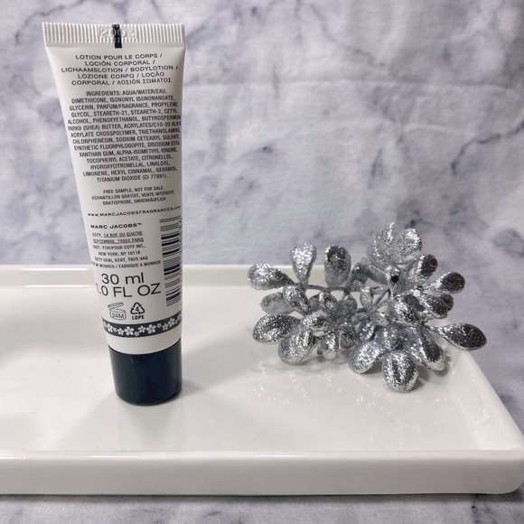 Marc Jacobs Daisy Luminous Body Lotion, Floral, NEW - 1.0 oz. 30 ml. - Picture 3 of 10